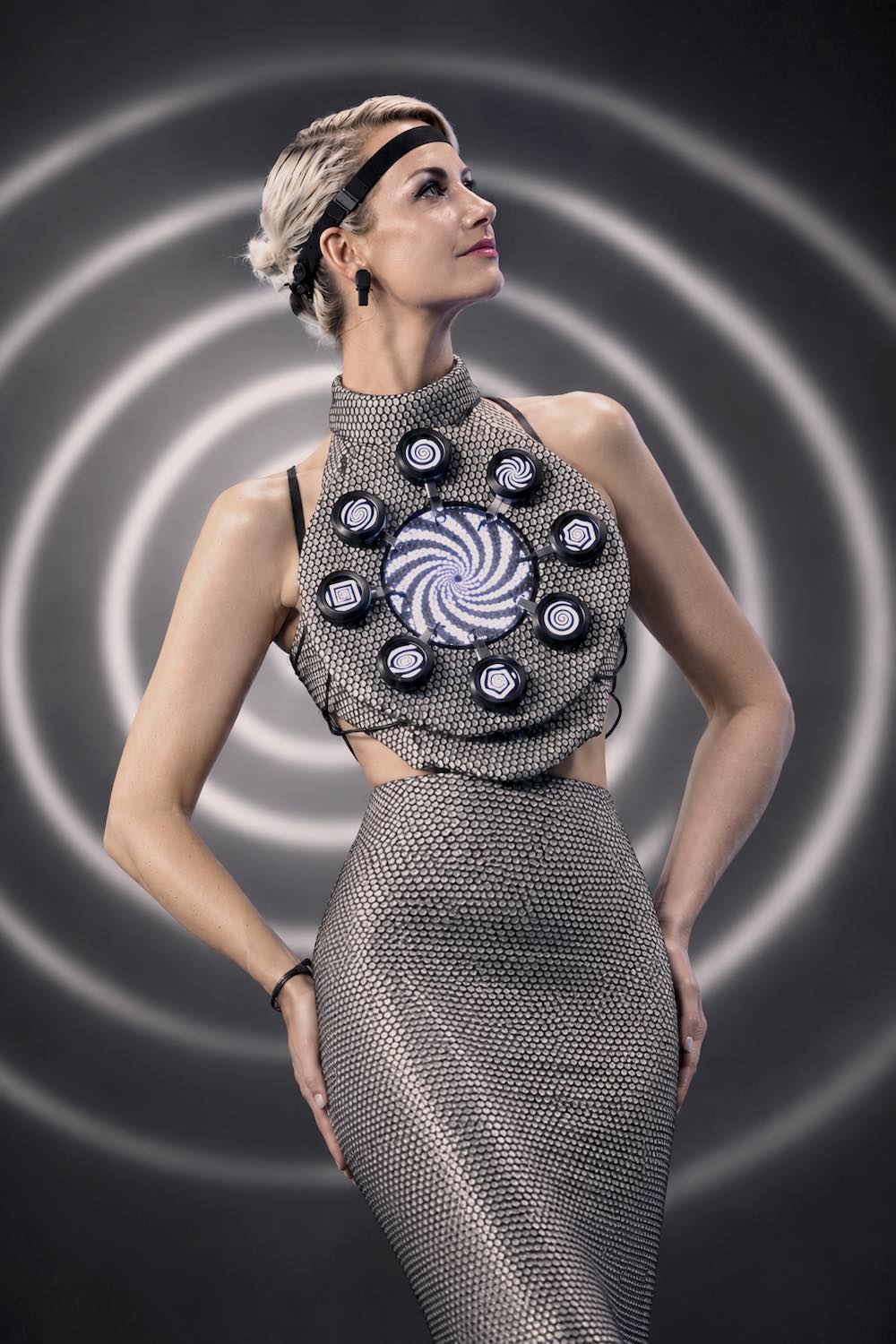 Anouk Wipprecht creates brain-controlled Hypnotize Dress | VoxelMatters ...